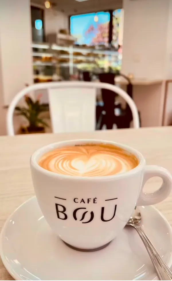 Café con leche con corazón dibujado en la espuma