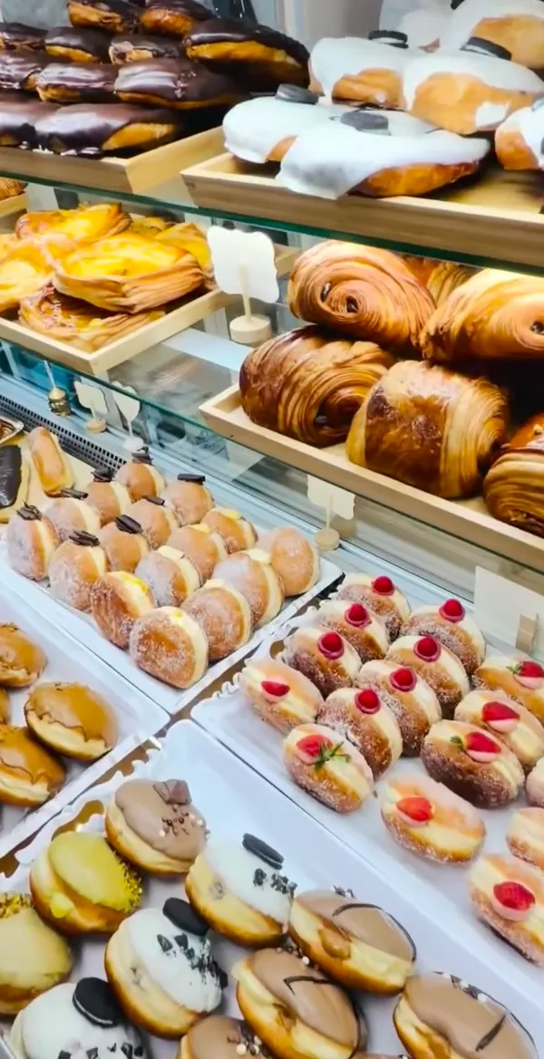 Vitrina con berlinas, napolitanas y pain au chocolat recién hechos