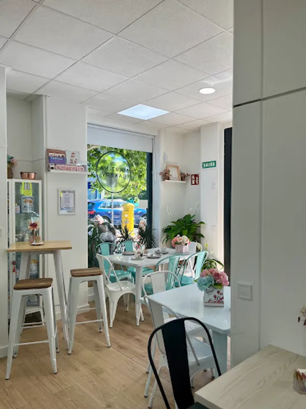 Interior del local, con mesas altas junto al ventanal