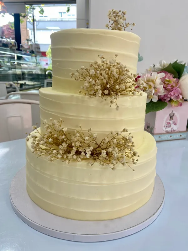 Tarta de tres pisos decorada con paniculata, hecha por encargo