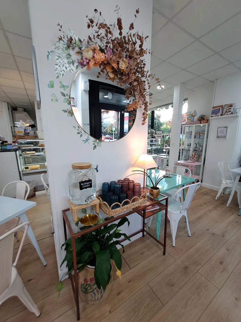 Interior de Martina Bakery, con mesas y el mostrador al fondo